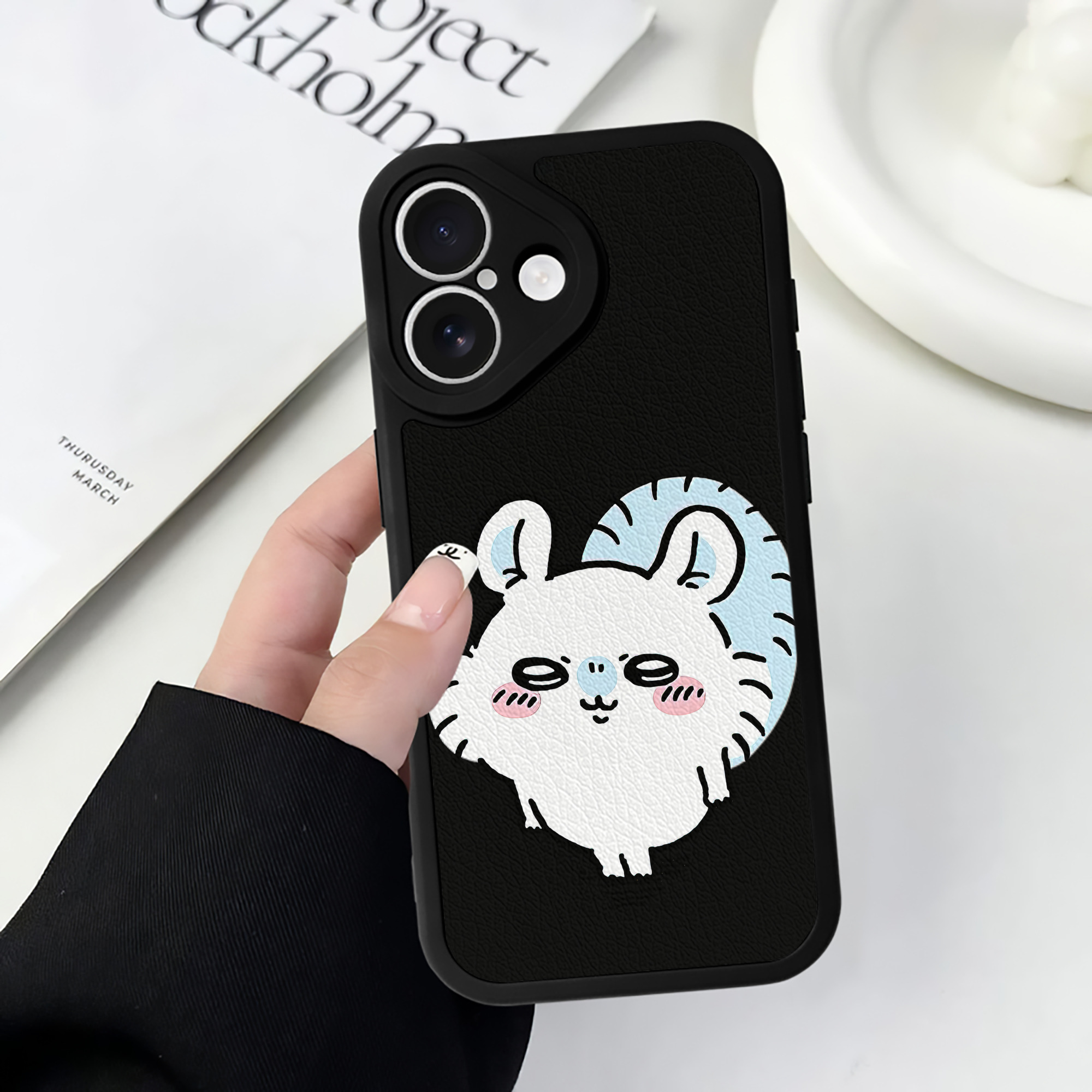 （画像用） ちいかわ モモンガ Chii-kawa Momonga 【iPhone 16シリーズ対応】シリコンスマホケース（レザー調） 材質：シリコン